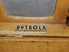 1938-40 Detrola Pee Wee Portable Radio RARE ART DECO Tweed Wrap Suitcase Style