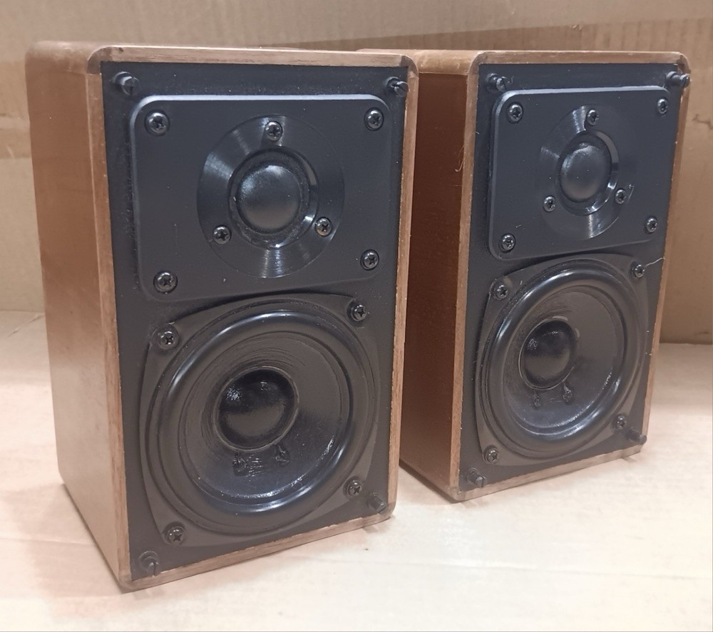 Vintage Realistic Minimus 7W Speakers Cat No 40-2039C Walnut Wood 8 Ohms 40W Max