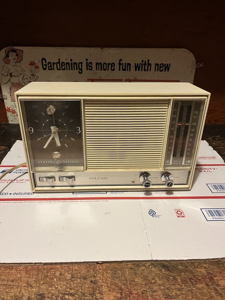 Vintage GENERAL ELECTRIC Model C2510 AM FM clock Radio both work