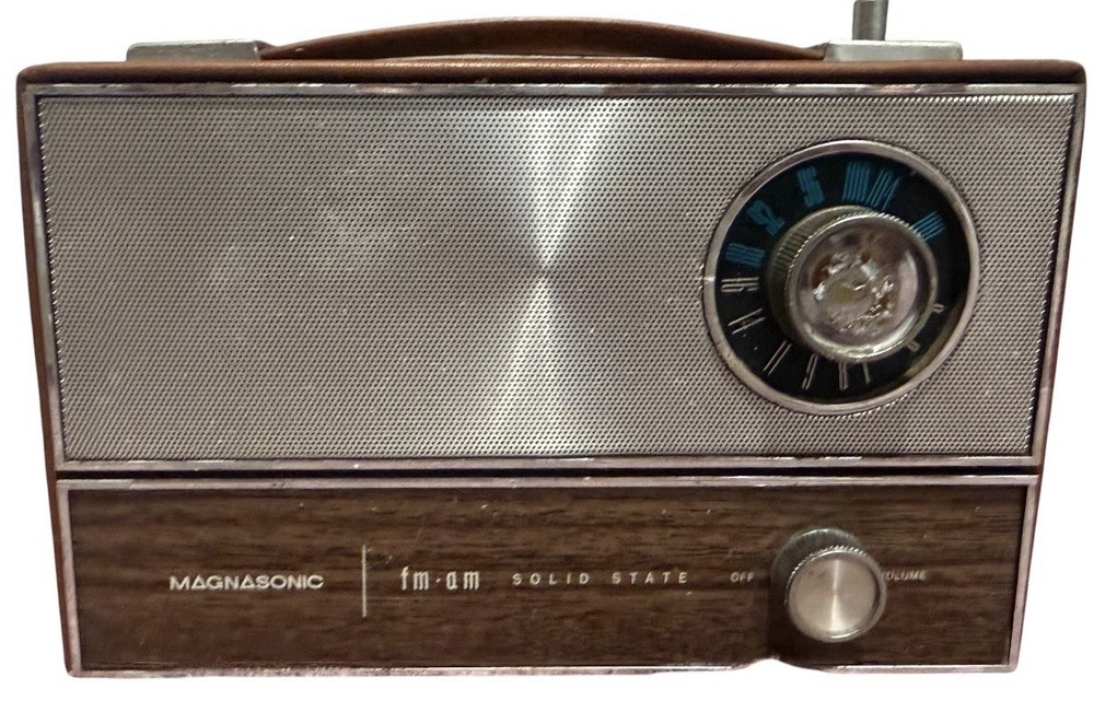 VINTAGE 1970s MCM MAGNASONIC FM/AM SOLID STATE RADIO TURNS ON!