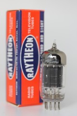 12AX7A 7025 ECC83 NOS RAYTHEON BLACK-PLATE TUBE 1958 SYMMETRIC TRIODES 125%/125%