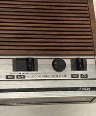 Vtg. GE FM /AM Woodgrain Clock Radio with Alarm Model# 7-4634B Malaysia