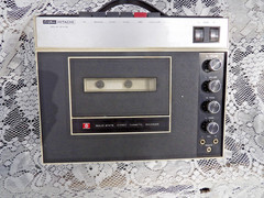 Vintage Radio cassete Hitachi *LevelMatic-Solid State* w/ speakers NEEDS BELT