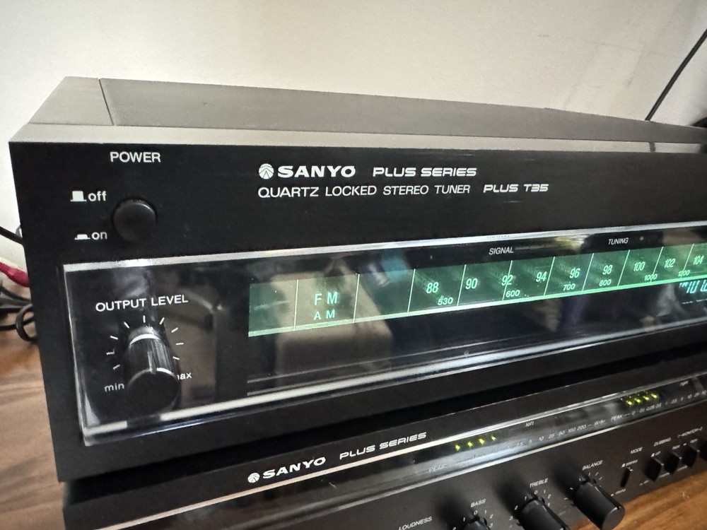 Sanyo PLUS T-35 Plus Series AM/FM Quartz Lock Stereo Tuner in Great Condition!