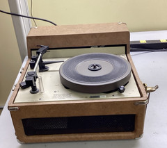 Audiotronics 304A portable 4-speed record player/turntable: