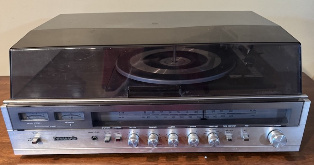 Panasonic SE-2600 Stereo Receiver And Built In Turntable VERY RARE- See Details