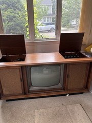 Sylvania Color TV Console Cabinet Entertainment Center w/ Controls CF 56 2W