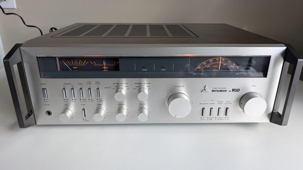 Mitsubishi DA-R10 Stereo Receiver – Tested – For Parts Or Repair – READ