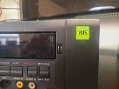 GOLDSTAR GVR-DD1 8mm VCR Video8 VHS Combo Player FOR PARTS OR REPAIR- POWERS ON