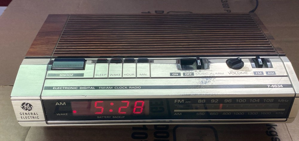 Vintage General Electric GE Digital AM/FM Alarm Clock Radio7-4634B Woodgrain