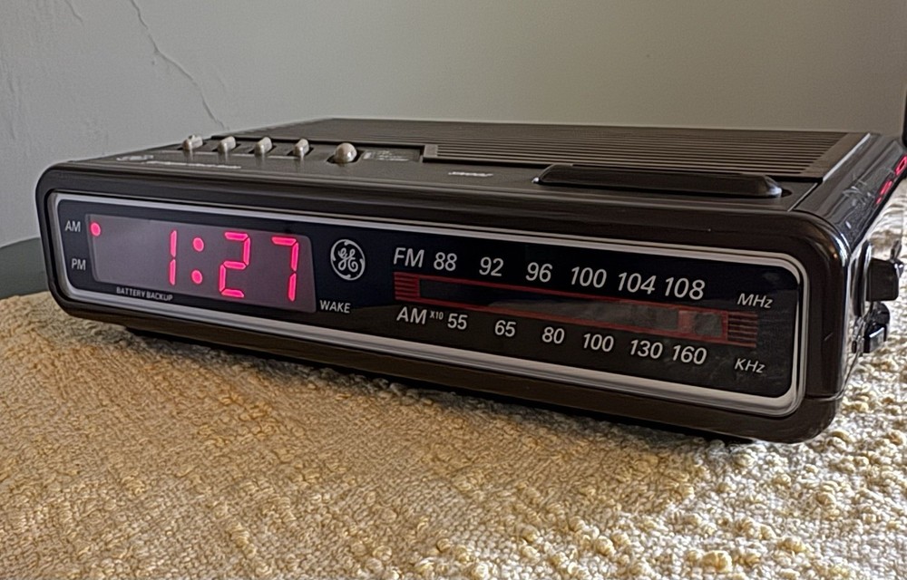 Vintage GE Clock Radio 7-4612A Woodgrain AM/FM Alarm Snooze Tested