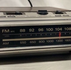 Vtg. GE FM /AM Woodgrain Clock Radio with Alarm Model# 7-4634B Malaysia