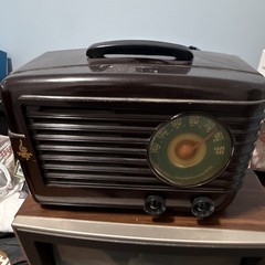 Emerson Vintage Tabletop AM/FM Radio w/ Carry Handle Analog Dial Brown