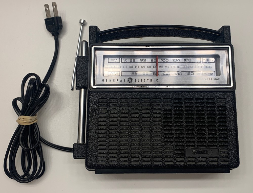 GE General Electric Solid State Radio Model 7-2810E Portable AM/FM Works Great