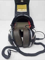 Vintage Pioneer SE-305 Over Ear Headphones Padded Retro Black 1/4” Jack