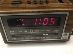 Vintage GE Electric- Battery ,AM FM Radio/ Alarm Model 7 4601A, Malaysia.