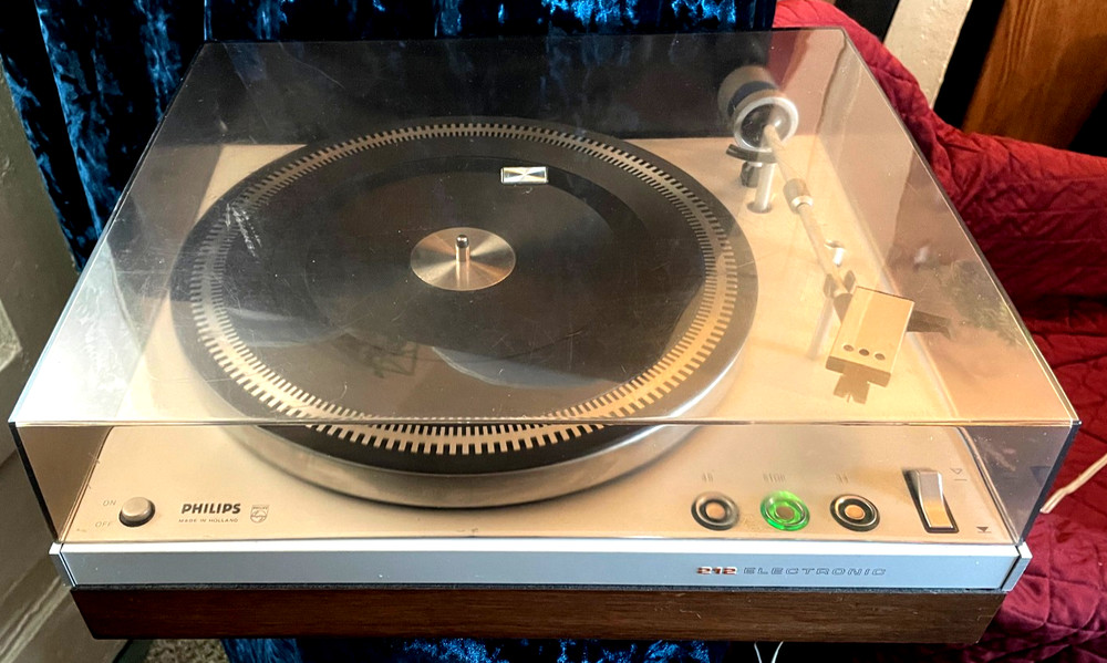 Great Condition Vintage Philips 212 Electronic Turntable -Cleaned and Serviced