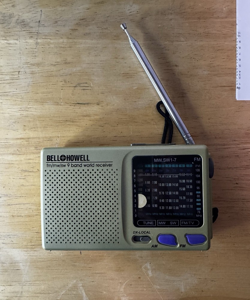 Bell Howell FM MW SW 9 Band World Receiver Portable Radio Vintage