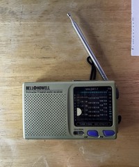 Bell Howell FM MW SW 9 Band World Receiver Portable Radio Vintage