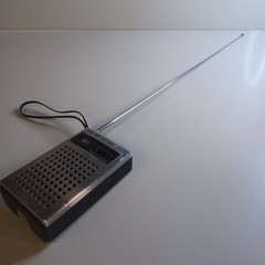 Realistic RS AM FM Solid State Transistor Radio Metal Face Antenna