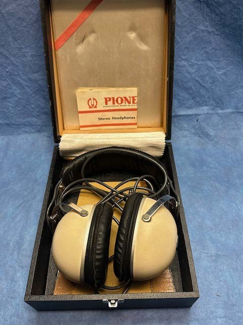Pioneer SE-30 headphones