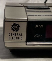 Vtg. GE FM /AM Woodgrain Clock Radio with Alarm Model# 7-4634B Malaysia