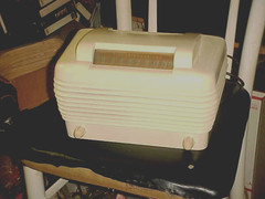 ANTIQUE RADIO STROMBERG CARLSON BAKELITE WHITE TABLE MODEL