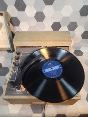 Vintage Audiotronics 300-A Record Player Portable Turntable 4-Speed – Tested WOW