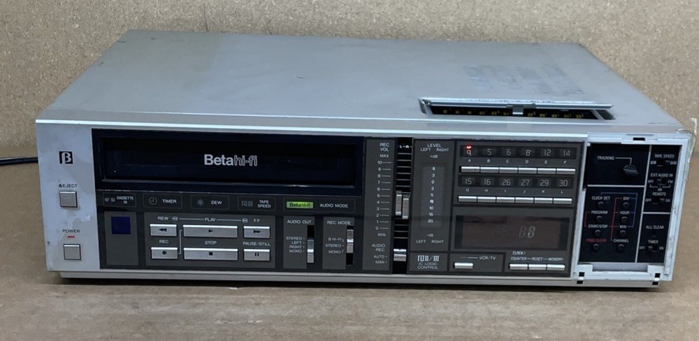 Sanyo Beta Hi-Fi Stereo Betamax- VCR7200 – FOR PARTS/REP Power Tested No Remote