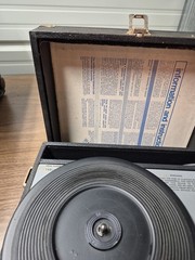 VINTAGE RECORD PLAYER MODEL 910 MADE BY HAMILTON ELECTRIC Works Needs Needle