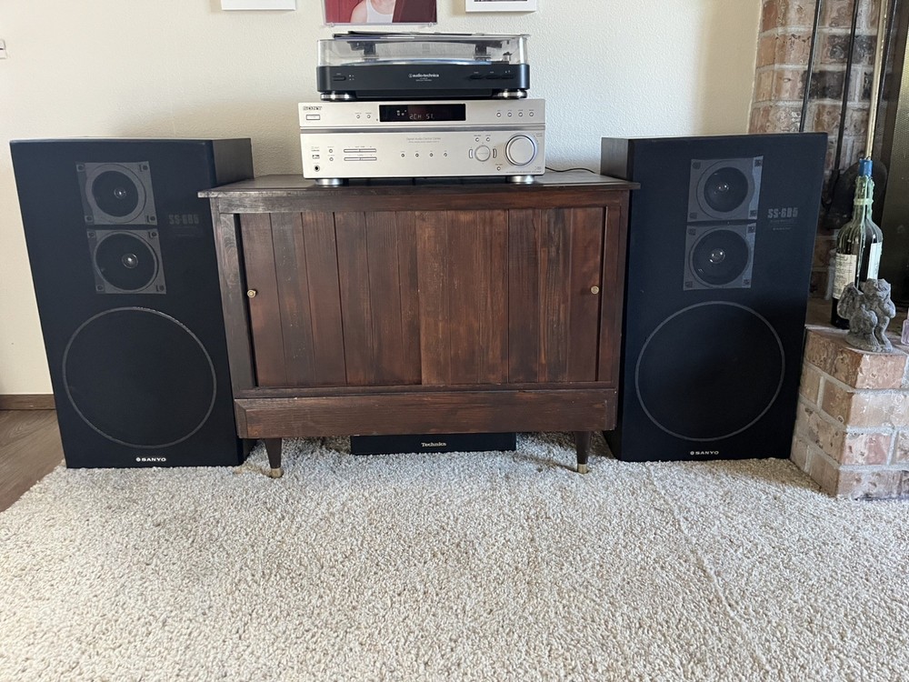 Sanyo SS-685 Floor Speaker Pair 8 Ohm Impedence Walnut Vinyl Veneer Tested