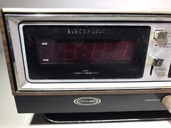 Vintage Zenith Model H472W Solid State Circle of Sound AM FM Alarm Clock Radio