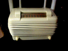 ANTIQUE RADIO STROMBERG CARLSON BAKELITE WHITE TABLE MODEL
