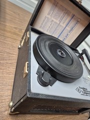 VINTAGE RECORD PLAYER MODEL 910 MADE BY HAMILTON ELECTRIC Works Needs Needle