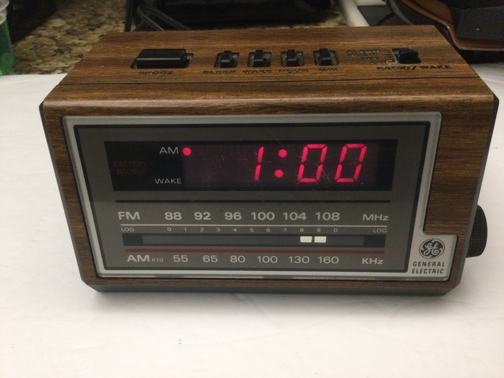 Vintage GE Electric- Battery ,AM FM Radio/ Alarm Model 7 4601A, Malaysia.