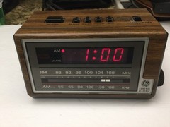 Vintage GE Electric- Battery ,AM FM Radio/ Alarm Model 7 4601A, Malaysia.