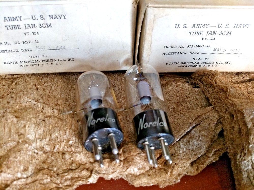 Pair 2 NORELCO PHILIPS JAN-3C24 / VT-204 Tubes MATHING DATE CODES 1944 ARMY NAVY
