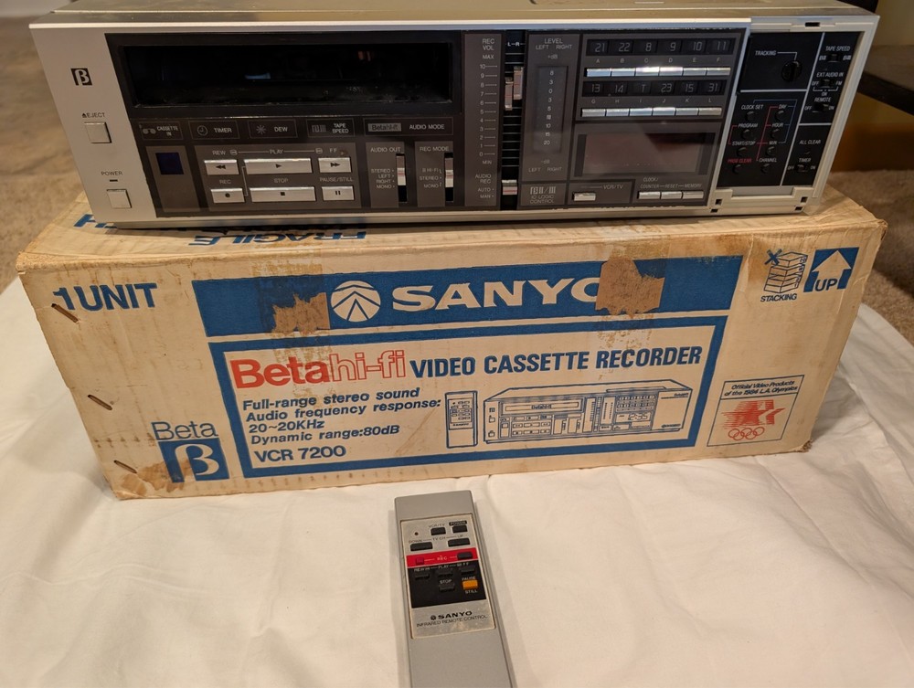 Sanyo Betamax Hi-Fi Video Cassette Recorder VCR 7200 with Remote Control & Box