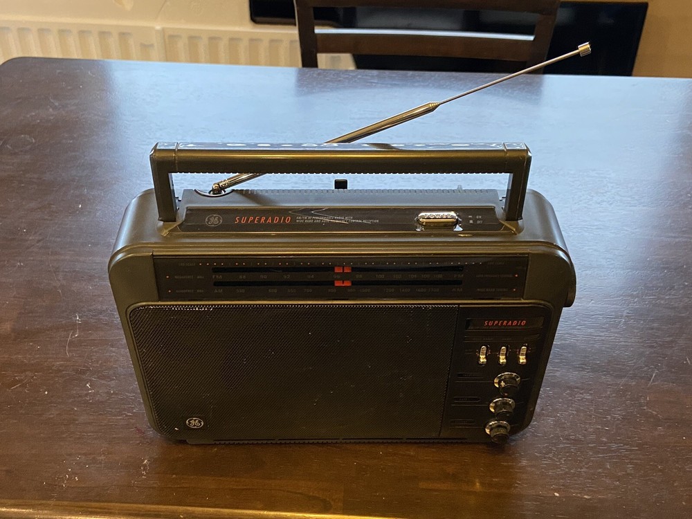 Vintage GE Superadio 7-2887A Portable Long Range AM/FM Radio AC / Battery Works