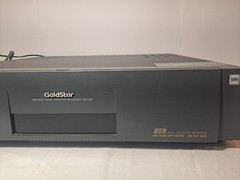 GOLDSTAR GVR-DD1 8mm VCR Video8 VHS Combo Player FOR PARTS OR REPAIR- POWERS ON