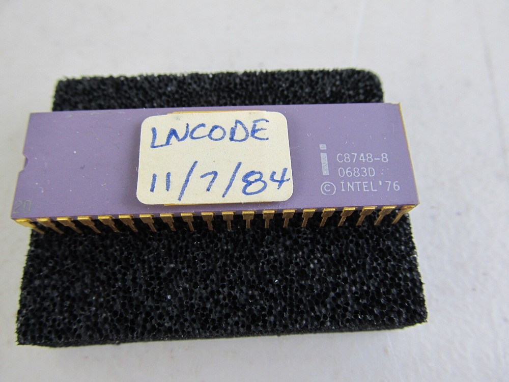 Vintage Intel C8748 C8748-8 Microcontroller IC, 1976, Gold Ceramic Malaysia 7922