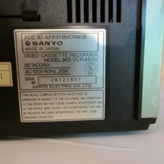 VTG Sanyo Betamax VCR 4650 Untested original box powers on for parts only remote