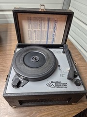 VINTAGE RECORD PLAYER MODEL 910 MADE BY HAMILTON ELECTRIC Works Needs Needle