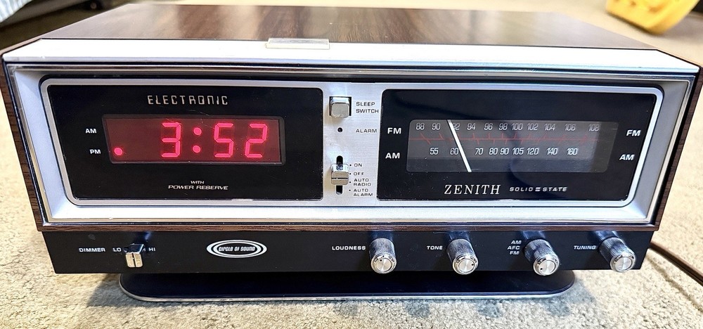 Zenith Model R472 Vintage Solid State Circle of Sound AM FM Alarm Clock Radio