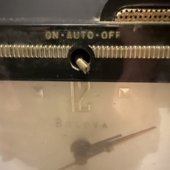 1957 Bulova Model 100 Tube Clock Radio – Black And Gold – READ DESCRIPTION