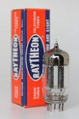 12AX7A 7025 ECC83 NOS RAYTHEON BLACK-PLATE TUBE 1958 SYMMETRIC TRIODES 125%/125%
