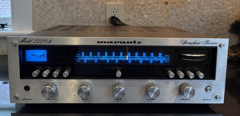 Marantz Model 2220B Stereophonic AM/FM Stereo 20 WPC Receiver Open Box