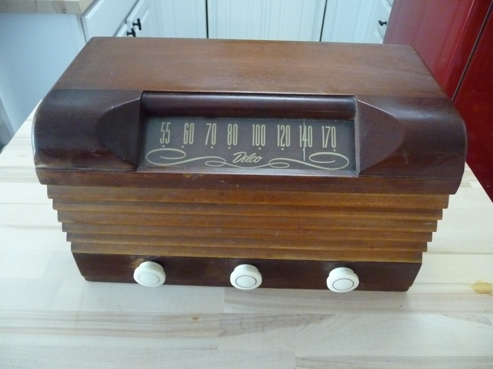 Delco R-1229 tube AM radio