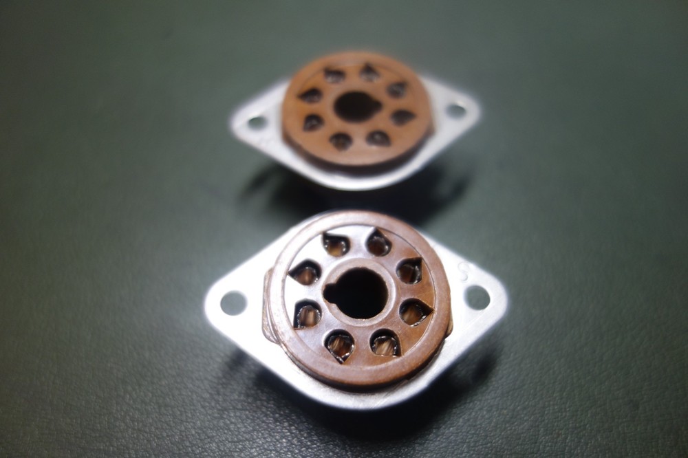 2 Ea Amphenol USA 1 1/2″ 8 Pin Octal Sockets Brown