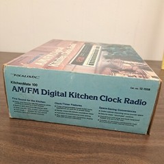 NEW Realistic Kitchenmate 12-1558 Vintage Under the Cabinet Kitchen Clock Radio